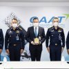 ผู้บัญชาการวิทยาลัยการทัพอากาศ กรมยุทธศึกษาทหารอากาศ มอบโล่ศิษย์เก่าดีเด่น ให้กับผู้อำนวยการสำนักงานบริหารการบินพลเรือนแห่งประเทศไทย