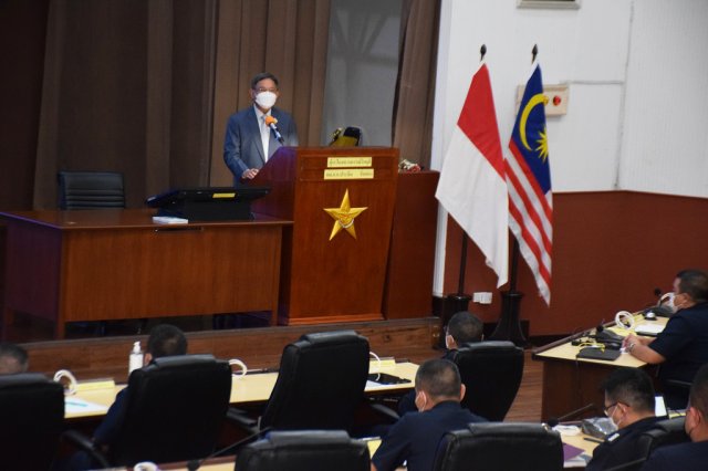 อดีตผู้บัญชาการทหารอากาศและสมาชิกวุฒิสภา บรรยายในหัวข้อ  “ผู้นำในสถานการณ์วิกฤติ”