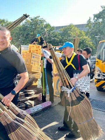 นักศึกษาวิทยาลัยการทัพอากาศ รุ่นที่ ๖๐ ส่งมอบสิ่งของช่วยเหลือผู้ประสบอุทกภัยภาคใต้