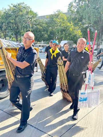 นักศึกษาวิทยาลัยการทัพอากาศ รุ่นที่ ๖๐ ส่งมอบสิ่งของช่วยเหลือผู้ประสบอุทกภัยภาคใต้