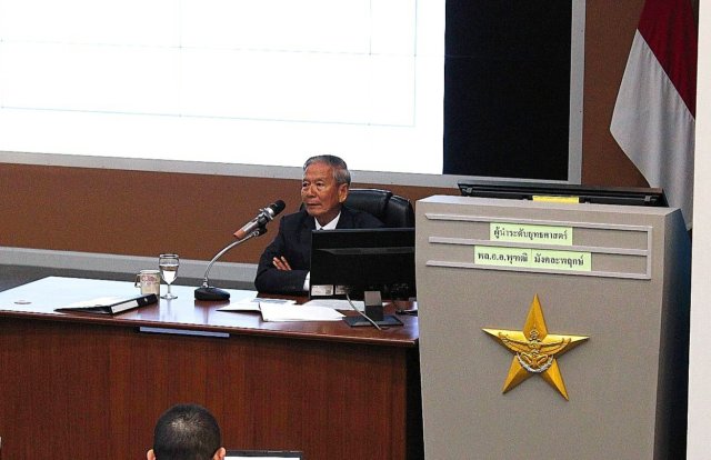 พลอากาศเอก พุฑฒิ มังคละพฤกษ์ บรรยายหัวข้อเรื่อง ผู้นำระดับยุทธศาสตร์ให้แก่นักศึกษาหลักสูตรการทัพอากาศ รุ่นที่ ๖๐