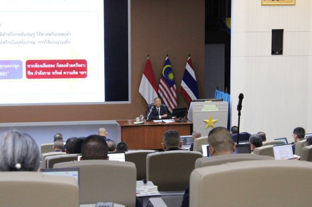 พลอากาศเอก พุฑฒิ มังคละพฤกษ์ บรรยายหัวข้อเรื่อง ผู้นำระดับยุทธศาสตร์ให้แก่นักศึกษาหลักสูตรการทัพอากาศ รุ่นที่ ๖๐