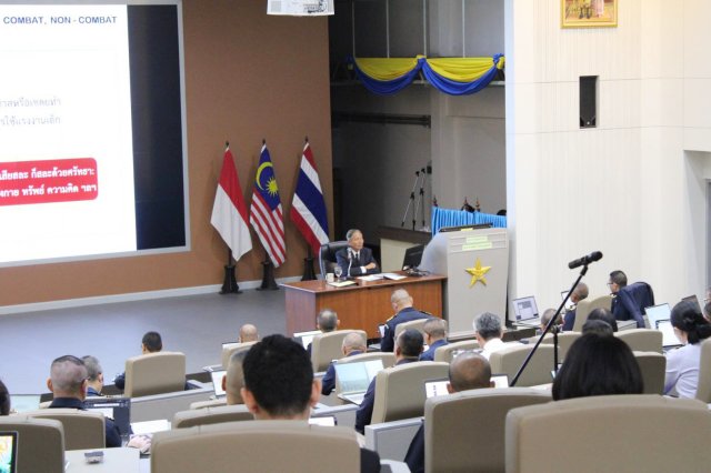 พลอากาศเอก พุฑฒิ มังคละพฤกษ์ บรรยายหัวข้อเรื่อง ผู้นำระดับยุทธศาสตร์ให้แก่นักศึกษาหลักสูตรการทัพอากาศ รุ่นที่ ๖๐