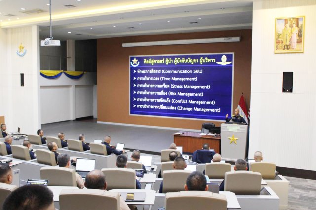 พลอากาศโท วชิรศักดิ์ พูสิทธิ์ บรรยายเรื่องผู้นำทางทหารให้แก่นักศึกษาหลักสูตรการทัพอากาศ รุ่นที่ ๖๐