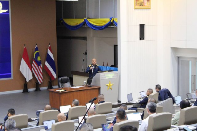 พลอากาศโท วชิรศักดิ์ พูสิทธิ์ บรรยายเรื่องผู้นำทางทหารให้แก่นักศึกษาหลักสูตรการทัพอากาศ รุ่นที่ ๖๐