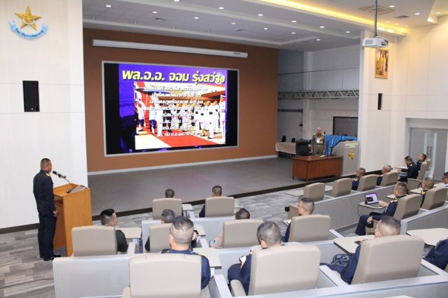 การบรรยายพิเศษเกี่ยวกับผู้นำและการบริหารระดับยุทธศาสตร์ โดย พลอากาศเอก จอม  รุ่งสว่าง