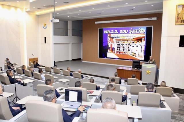 การบรรยายพิเศษเกี่ยวกับผู้นำและการบริหารระดับยุทธศาสตร์ โดย พลอากาศเอก จอม  รุ่งสว่าง