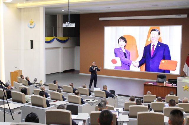 พลอากาศโท จักรกฤษณ์ ธรรมวิชัย รองเสนาธิการทหารอากาศ บรรยายหัวข้อ “การคิดเชิงยุทธศาสตร์ ให้แก่นักศึกษาวิทยาลัยการทัพอากาศ รุ่นที่ ๖๐