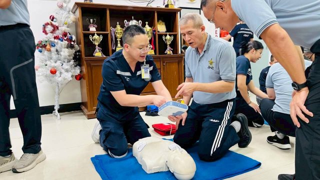 การจัดอบรมการปฐมพยาบาลฟื้นคืนชีพ (CPR) และการใช้เครื่องกระตุกหัวใจไฟฟ้าอัตโนมัติ (AED) 