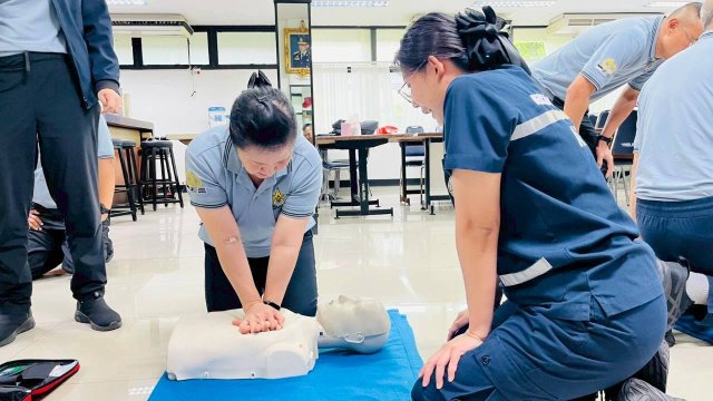 การจัดอบรมการปฐมพยาบาลฟื้นคืนชีพ (CPR) และการใช้เครื่องกระตุกหัวใจไฟฟ้าอัตโนมัติ (AED) 