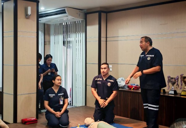 การจัดอบรมการปฐมพยาบาลฟื้นคืนชีพ (CPR) และการใช้เครื่องกระตุกหัวใจไฟฟ้าอัตโนมัติ (AED) 