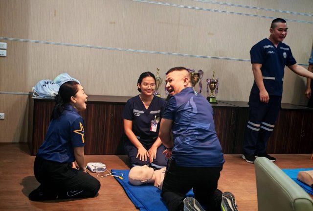 การจัดอบรมการปฐมพยาบาลฟื้นคืนชีพ (CPR) และการใช้เครื่องกระตุกหัวใจไฟฟ้าอัตโนมัติ (AED) 
