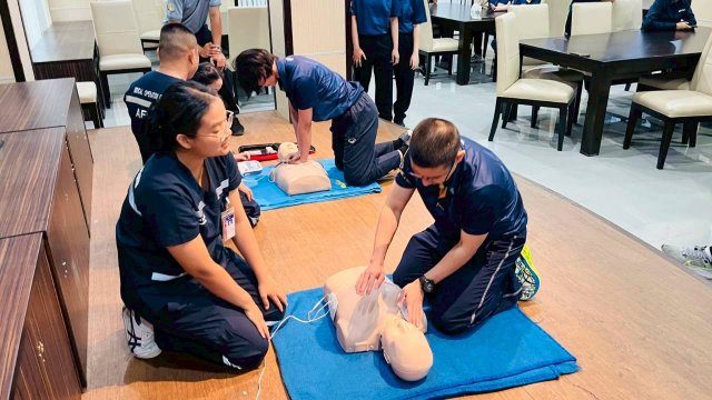 การจัดอบรมการปฐมพยาบาลฟื้นคืนชีพ (CPR) และการใช้เครื่องกระตุกหัวใจไฟฟ้าอัตโนมัติ (AED) 