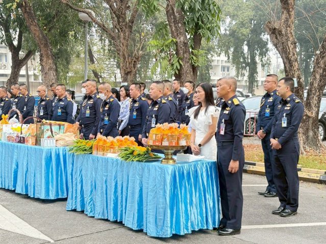 กิจกรรมทำบุญตักบาตรอาหารแห้ง เนื่องในโอกาสสำคัญของชาติ