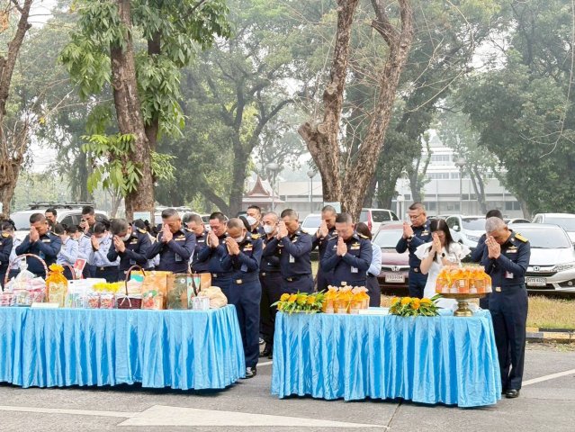 กิจกรรมทำบุญตักบาตรอาหารแห้ง เนื่องในโอกาสสำคัญของชาติ