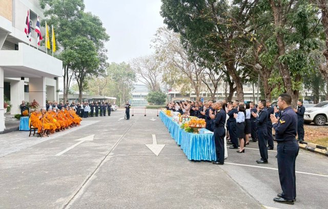 กิจกรรมทำบุญตักบาตรอาหารแห้ง เนื่องในโอกาสสำคัญของชาติ