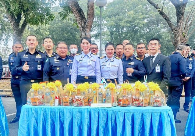 กิจกรรมทำบุญตักบาตรอาหารแห้ง เนื่องในโอกาสสำคัญของชาติ